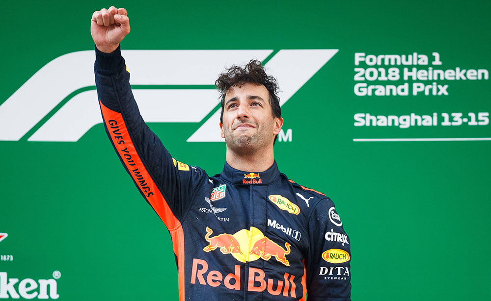 Hoewel Max Verstappen gisteren schitterde van afwezigheid op het podium van de GP van China, was er toch één reden om blij te zijn. Daniel Ricciardo. We leggen je uit waarom aan de hand van 10 foto's.