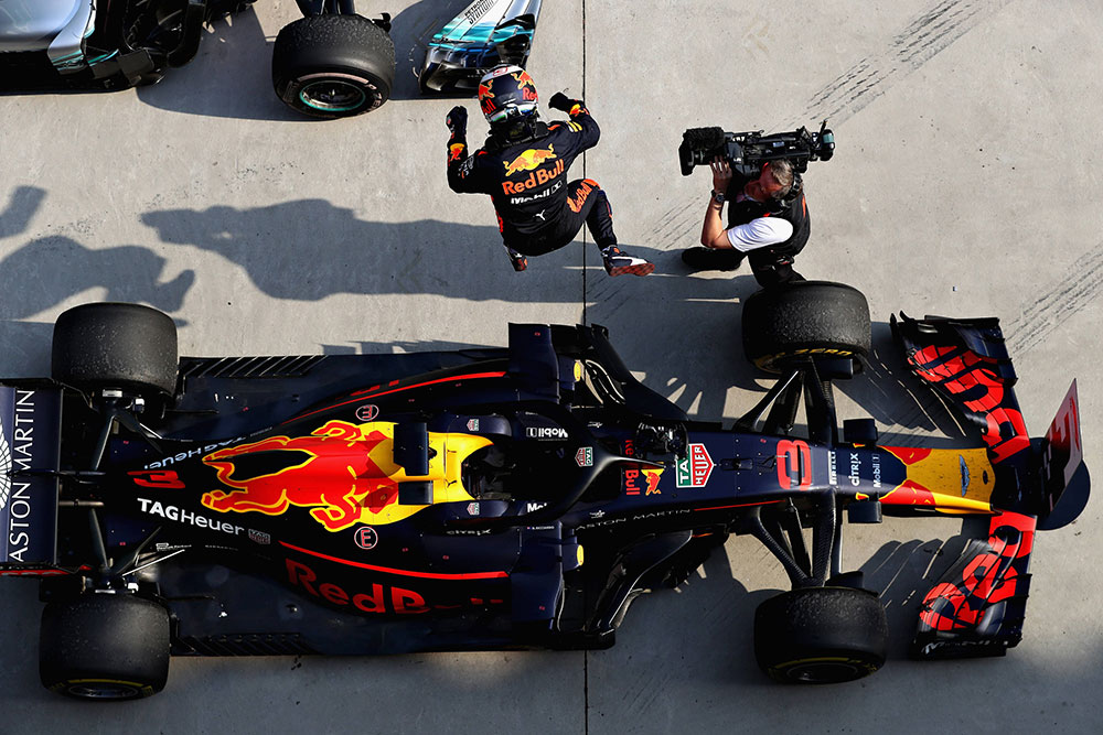 Hoewel Max Verstappen gisteren schitterde van afwezigheid op het podium van de GP van China, was er toch één reden om blij te zijn. Daniel Ricciardo. We leggen je uit waarom aan de hand van 10 foto's. 
