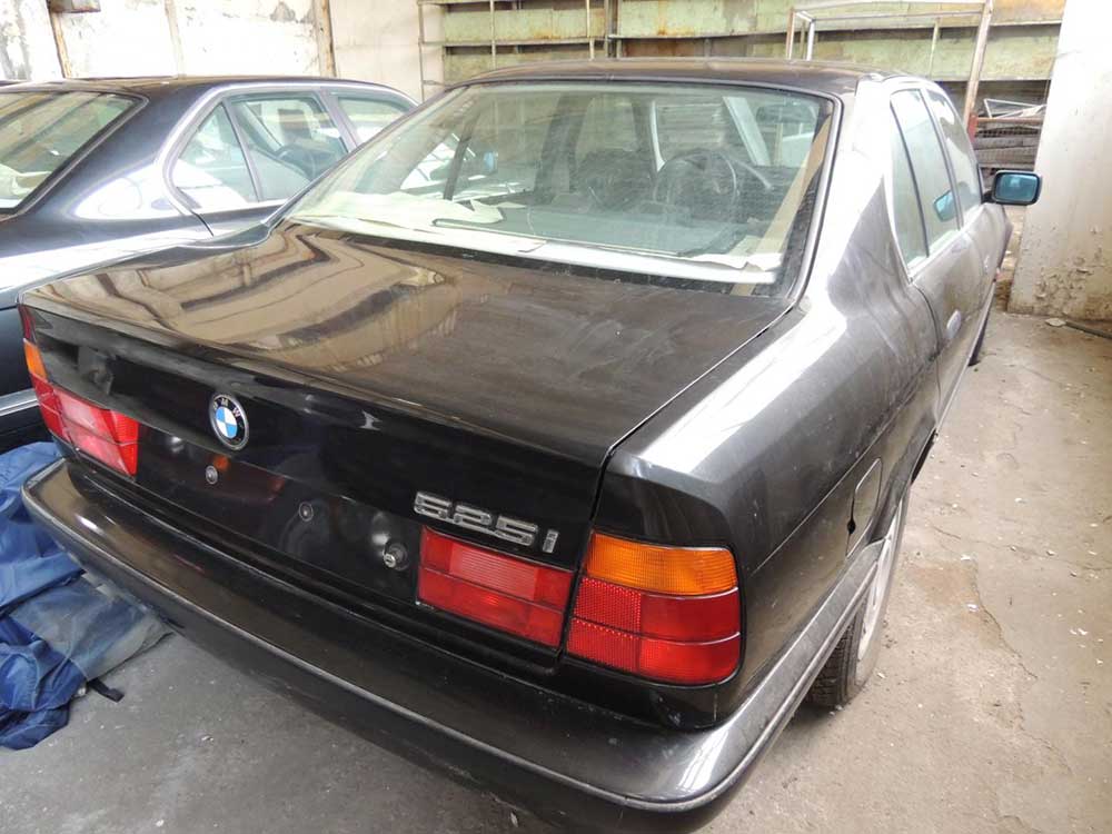 uit Magistraat Biscuit 11 splinternieuwe BMW 5-series uit 1994 duiken op in oude schuur - JFK